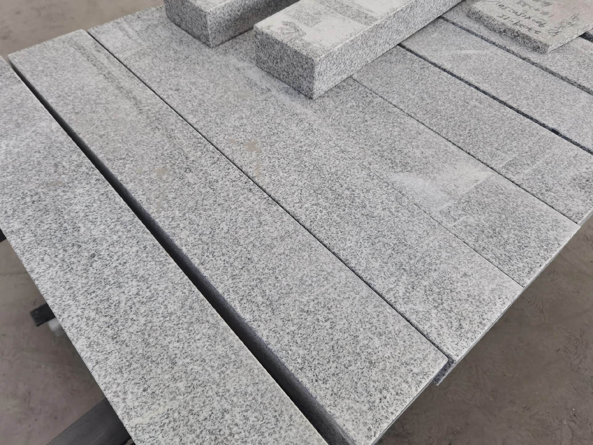 芝麻白石材價格 ？